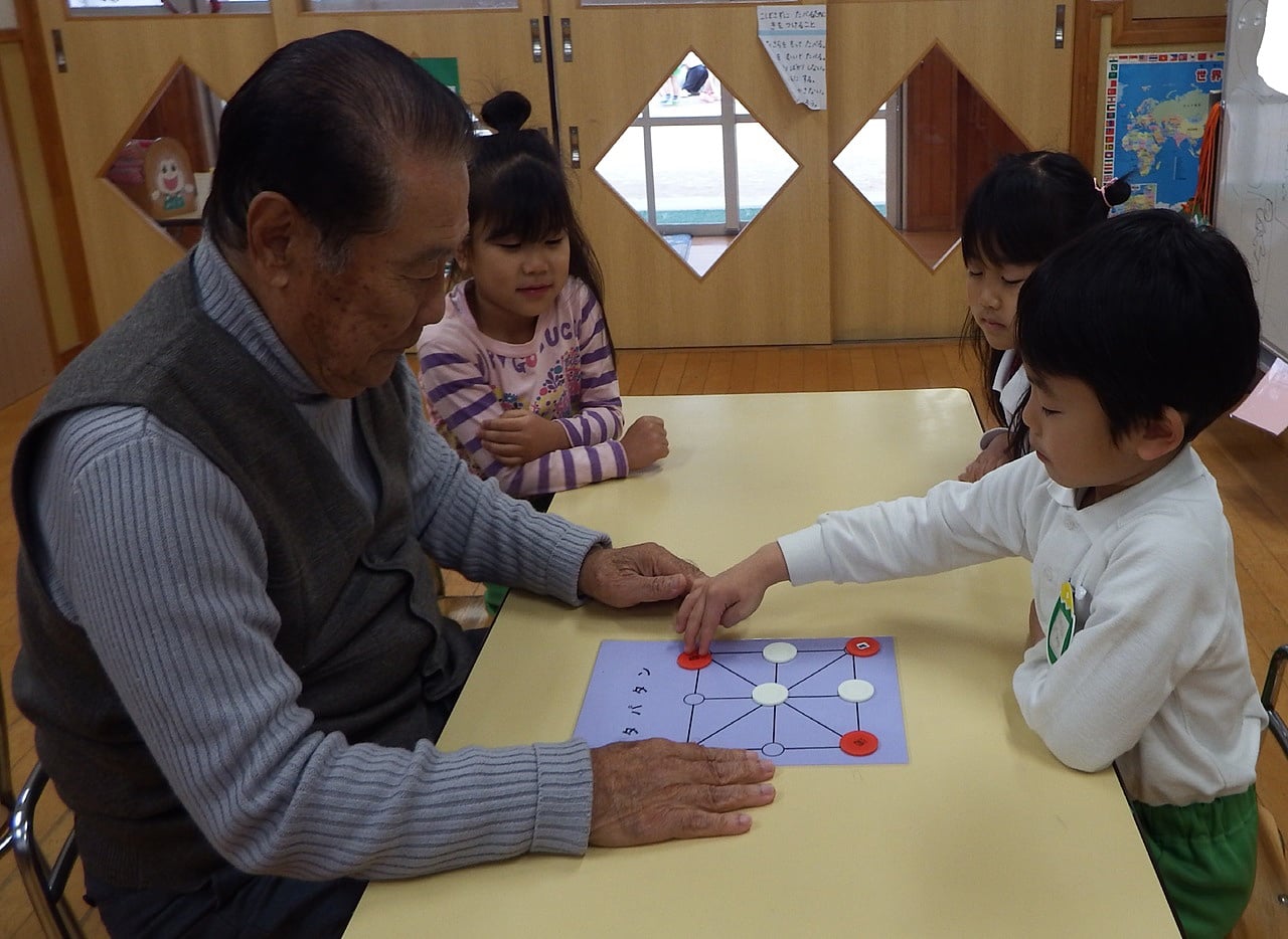 室内でボードゲーム みどり組